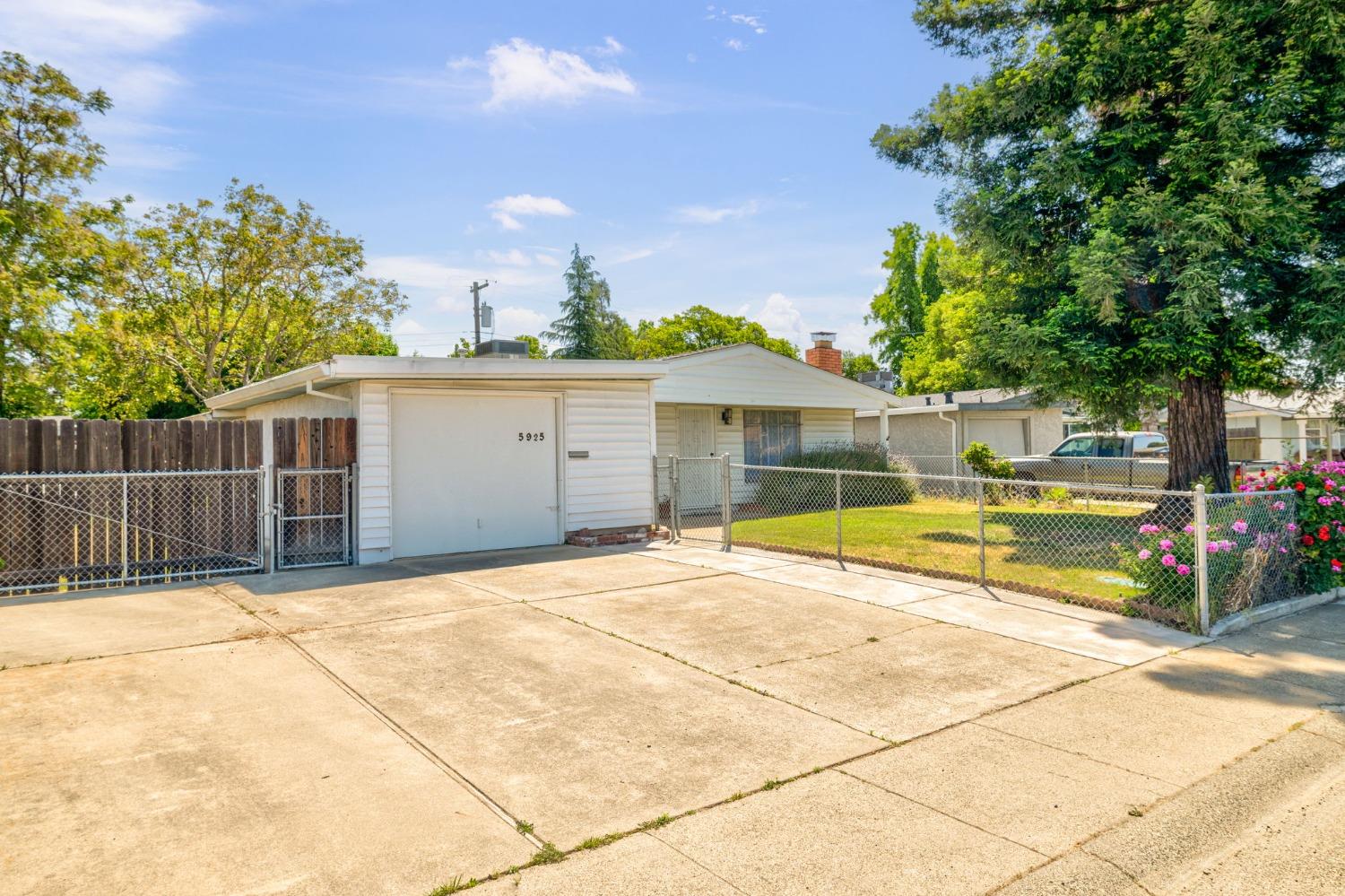 Detail Gallery Image 3 of 41 For 5925 Garibaldi St, Sacramento,  CA 95824 - 3 Beds | 1 Baths