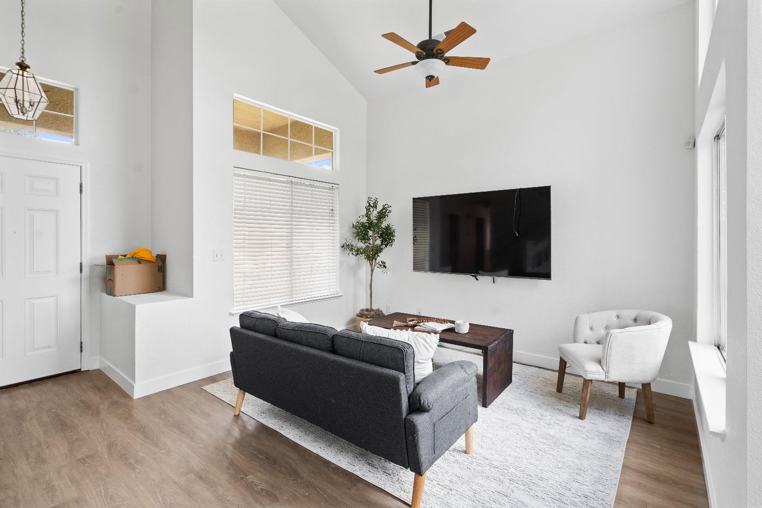 Detail Gallery Image 10 of 50 For 9557 W Village Tree Dr, Elk Grove,  CA 95758 - 3 Beds | 2/1 Baths