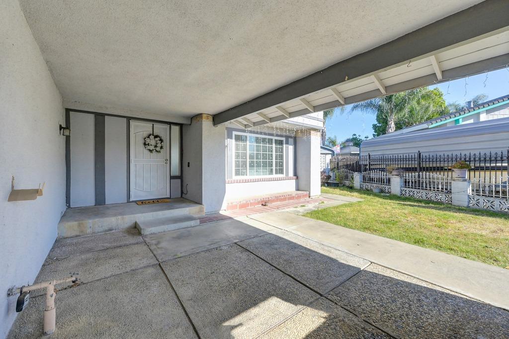 Detail Gallery Image 5 of 59 For 7415 Patero Cir, Sacramento,  CA 95823 - 5 Beds | 3 Baths