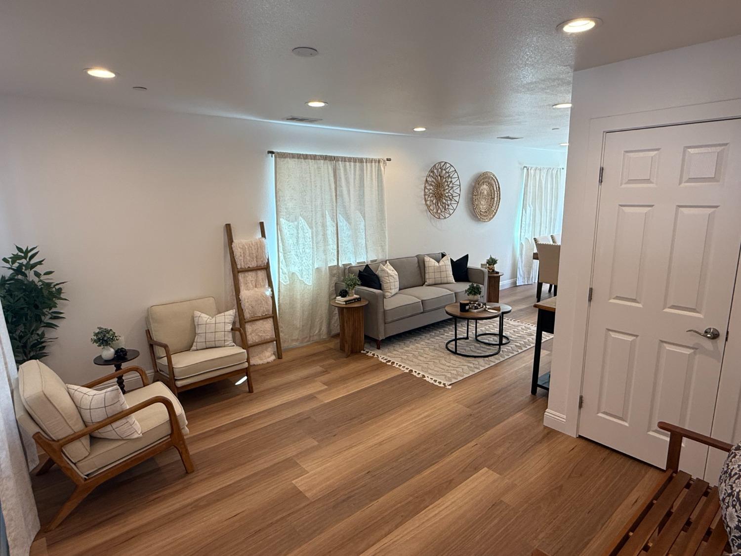 Detail Gallery Image 5 of 26 For 571 Jason Dr, Turlock,  CA 95380 - 3 Beds | 2/1 Baths