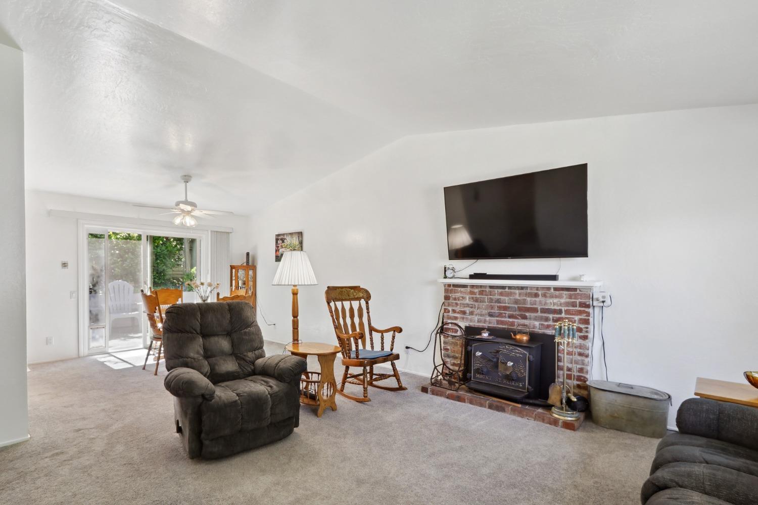 Detail Gallery Image 5 of 32 For 7463 Versailles Way, Sacramento,  CA 95842 - 3 Beds | 2 Baths