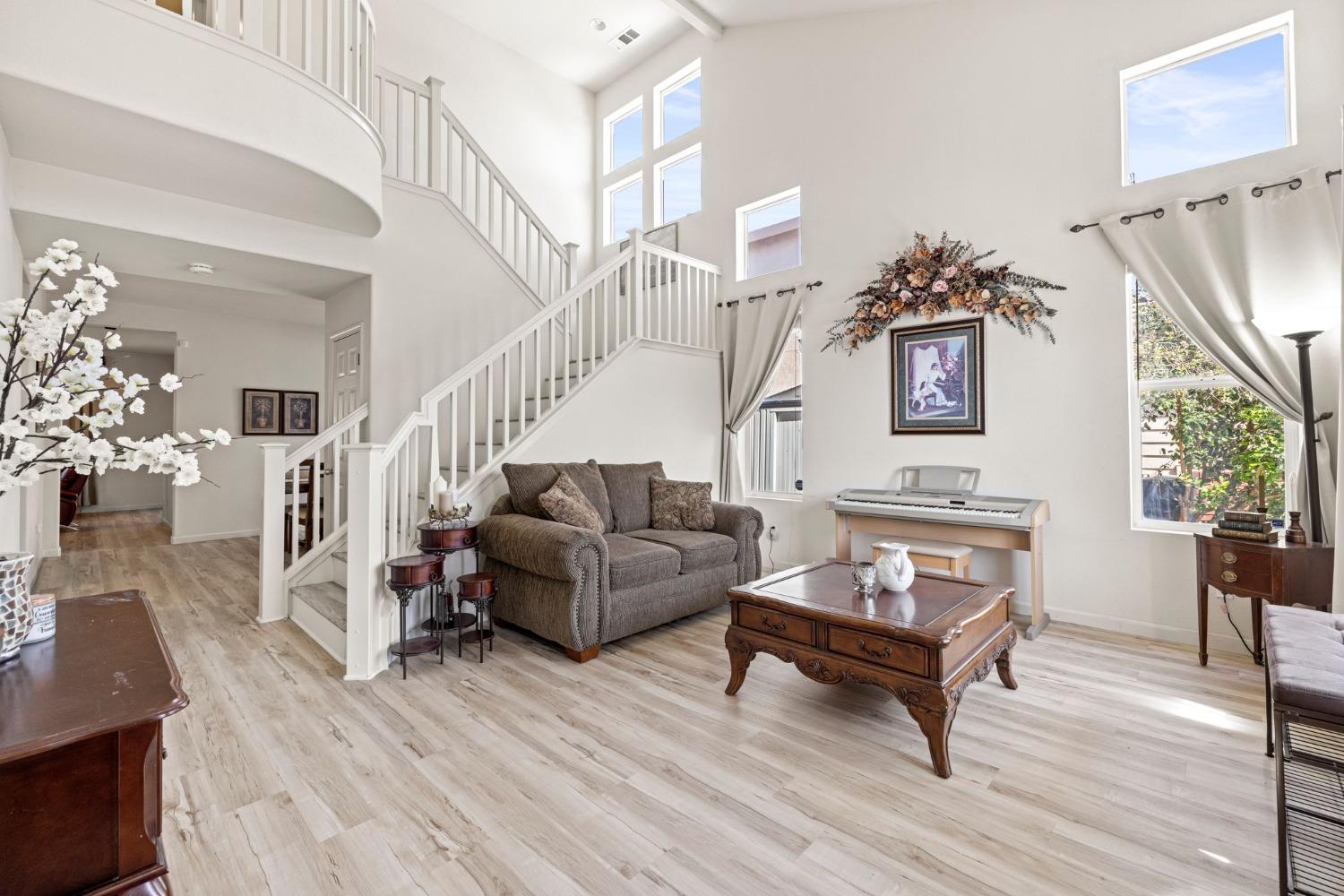 Detail Gallery Image 3 of 43 For 1644 Gloria Cir, Tracy,  CA 95377 - 5 Beds | 3 Baths