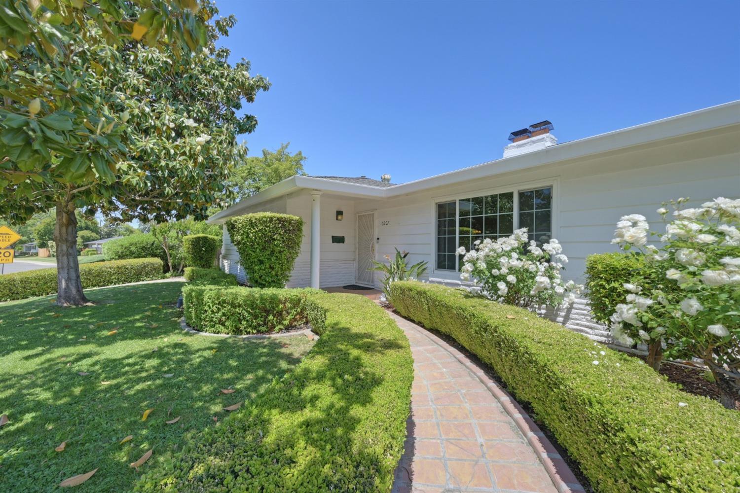 Detail Gallery Image 3 of 75 For 6207 Rampart Dr, Carmichael,  CA 95608 - 4 Beds | 3 Baths