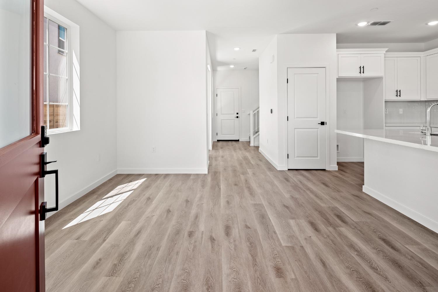 Detail Gallery Image 4 of 39 For 8636 Starburst Way, Sacramento,  CA 95823 - 4 Beds | 2/1 Baths
