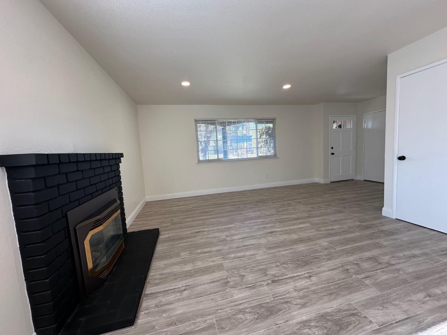 Detail Gallery Image 22 of 29 For 4700 Ravenstone Way, Sacramento,  CA 95842 - 4 Beds | 2/1 Baths