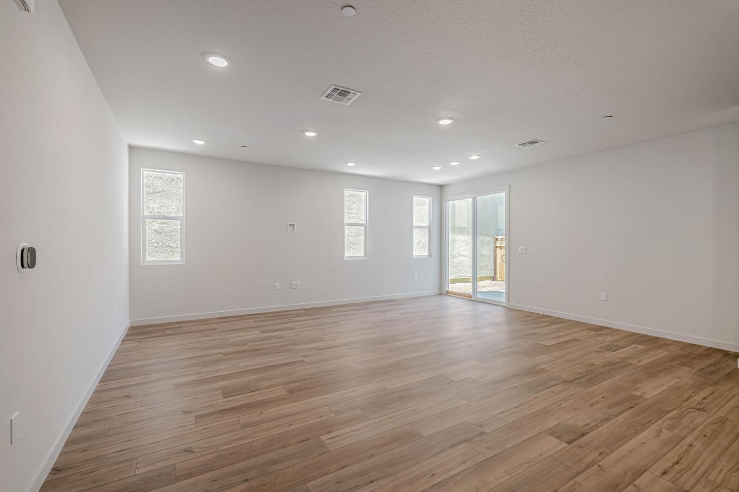Detail Gallery Image 6 of 13 For 762 Whitewater Ct, West Sacramento,  CA 95605 - 4 Beds | 3 Baths