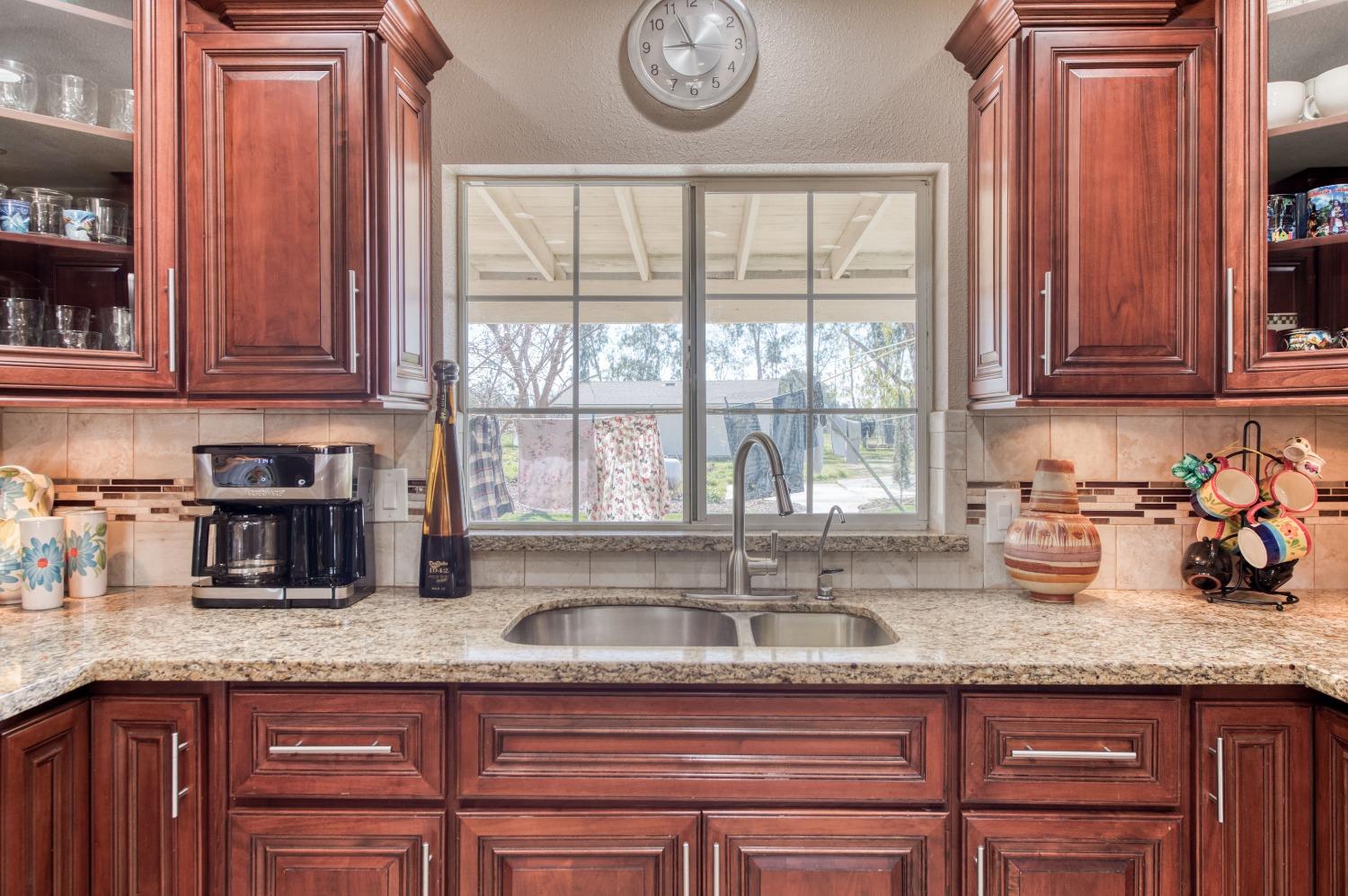 Detail Gallery Image 9 of 38 For 25540 Lynn Pl #B,  –,  CA 93638 - 3 Beds | 2 Baths