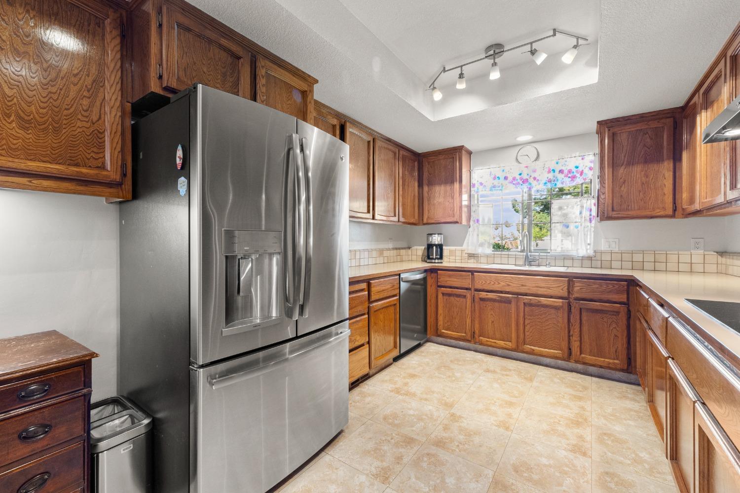 Detail Gallery Image 16 of 47 For 24 Sage River Cir, Sacramento,  CA 95831 - 3 Beds | 3 Baths
