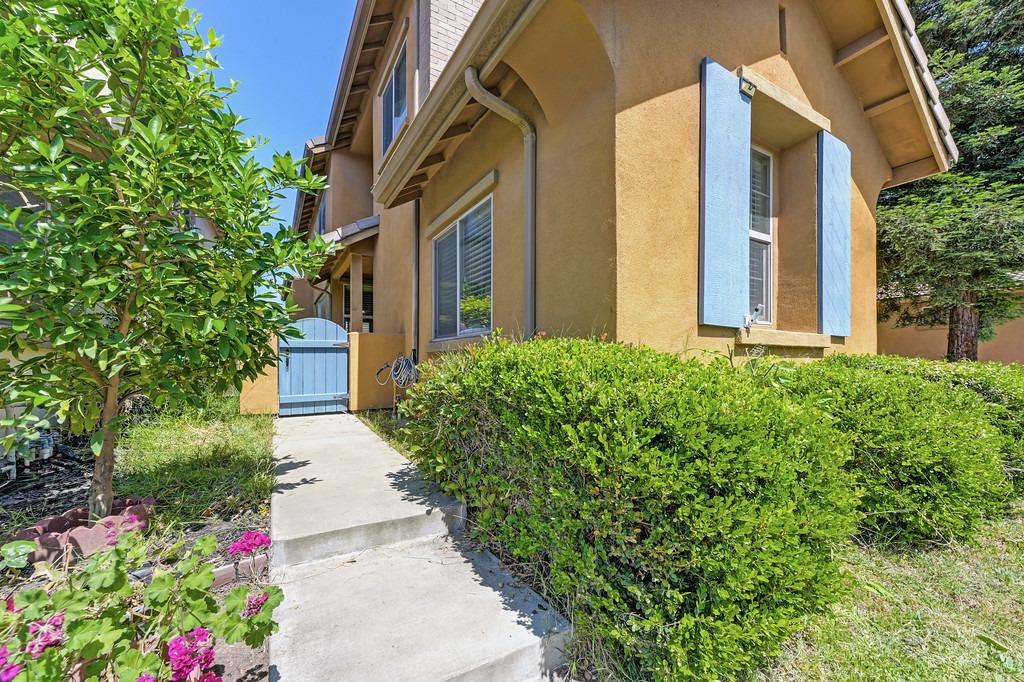 Detail Gallery Image 2 of 38 For 16796 English Country Trl, Lathrop,  CA 95330 - 4 Beds | 3 Baths