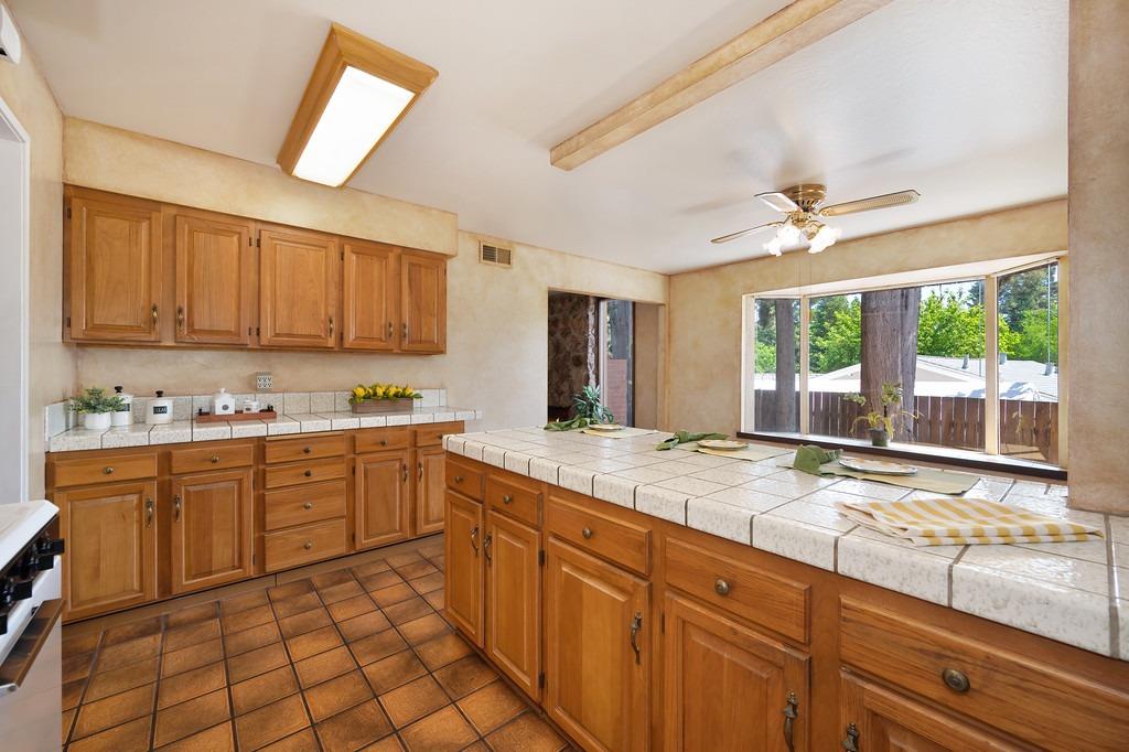 Detail Gallery Image 4 of 38 For 8005 Livorna Way, Fair Oaks,  CA 95628 - 4 Beds | 2 Baths