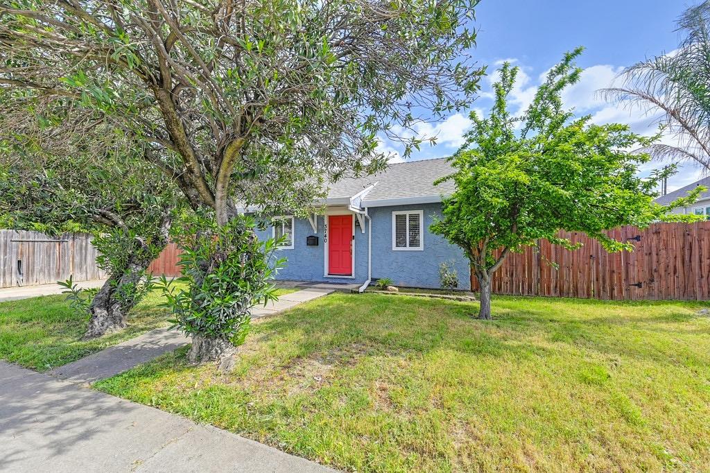 Detail Gallery Image 3 of 29 For 3740 26th Ave, Sacramento,  CA 95820 - 3 Beds | 2 Baths