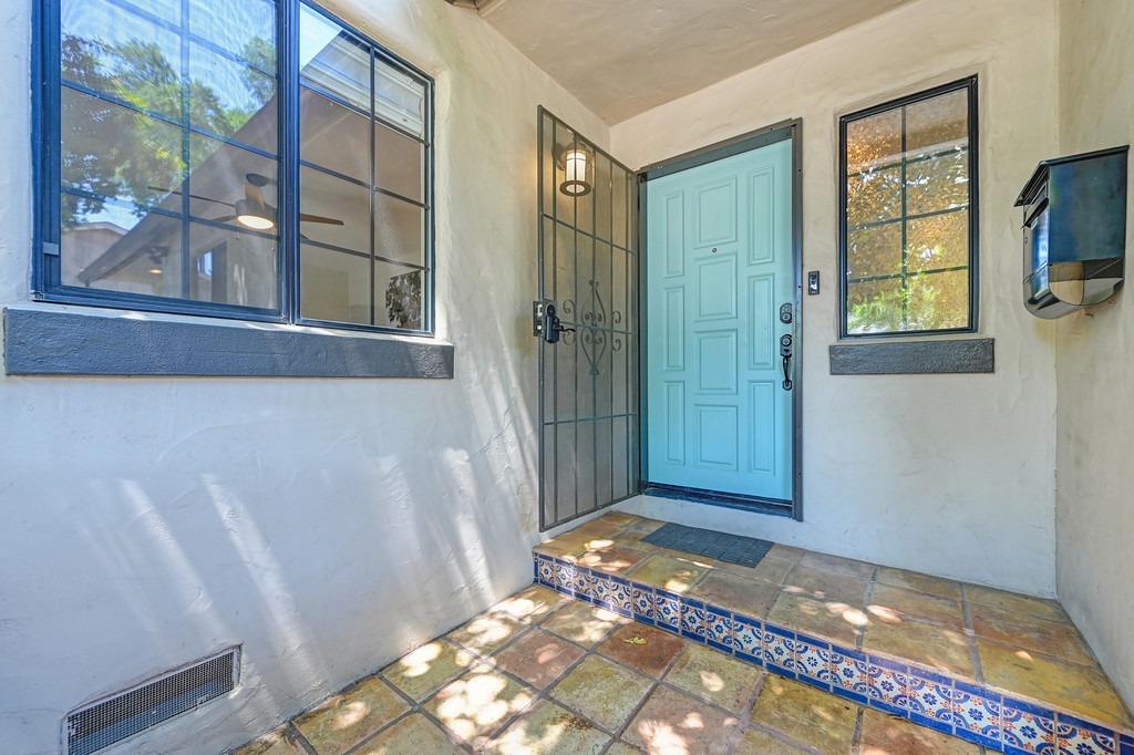 Detail Gallery Image 6 of 46 For 849 10th Ave, Sacramento,  CA 95818 - 3 Beds | 2 Baths