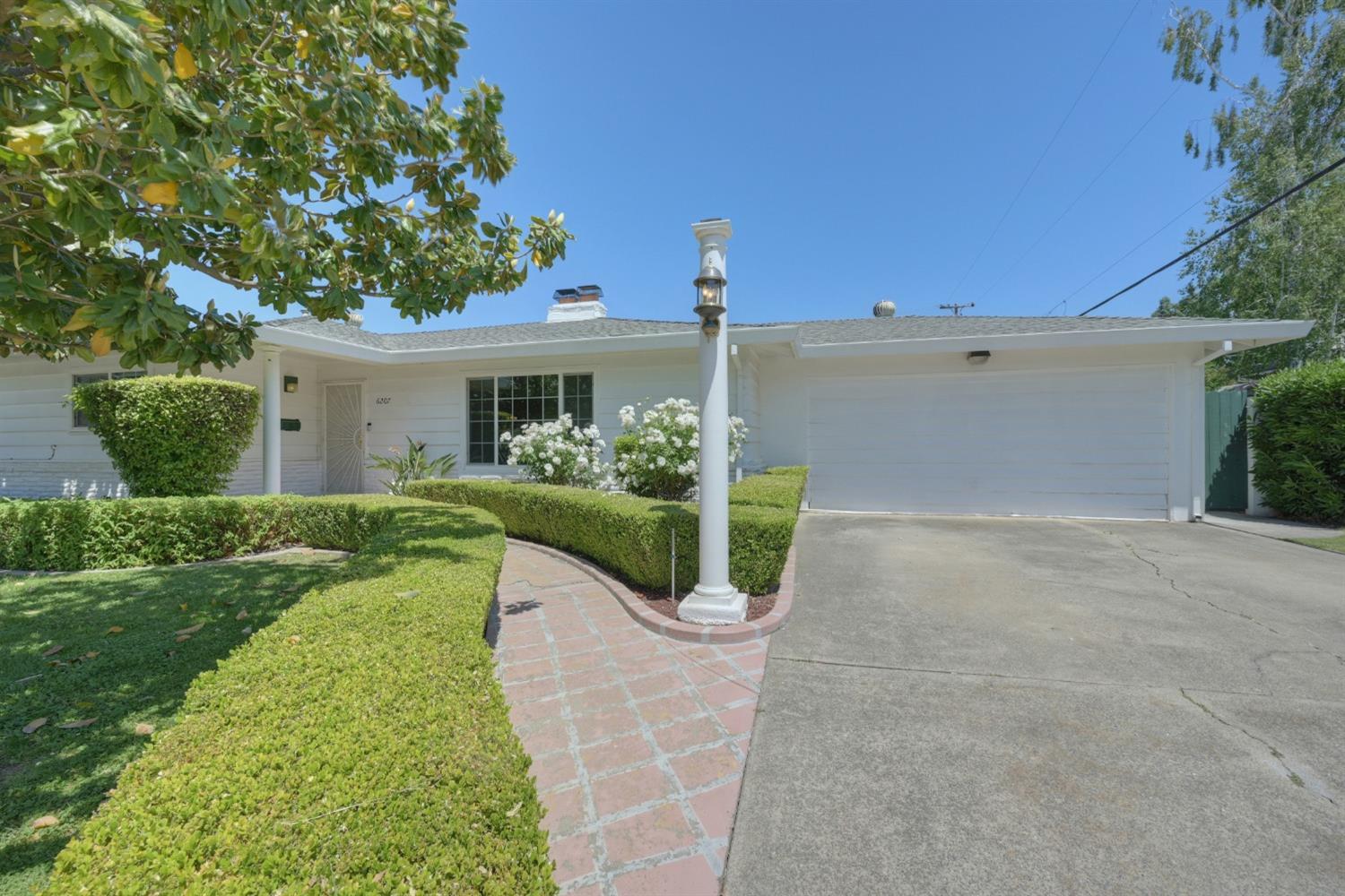 Detail Gallery Image 1 of 75 For 6207 Rampart Dr, Carmichael,  CA 95608 - 4 Beds | 3 Baths