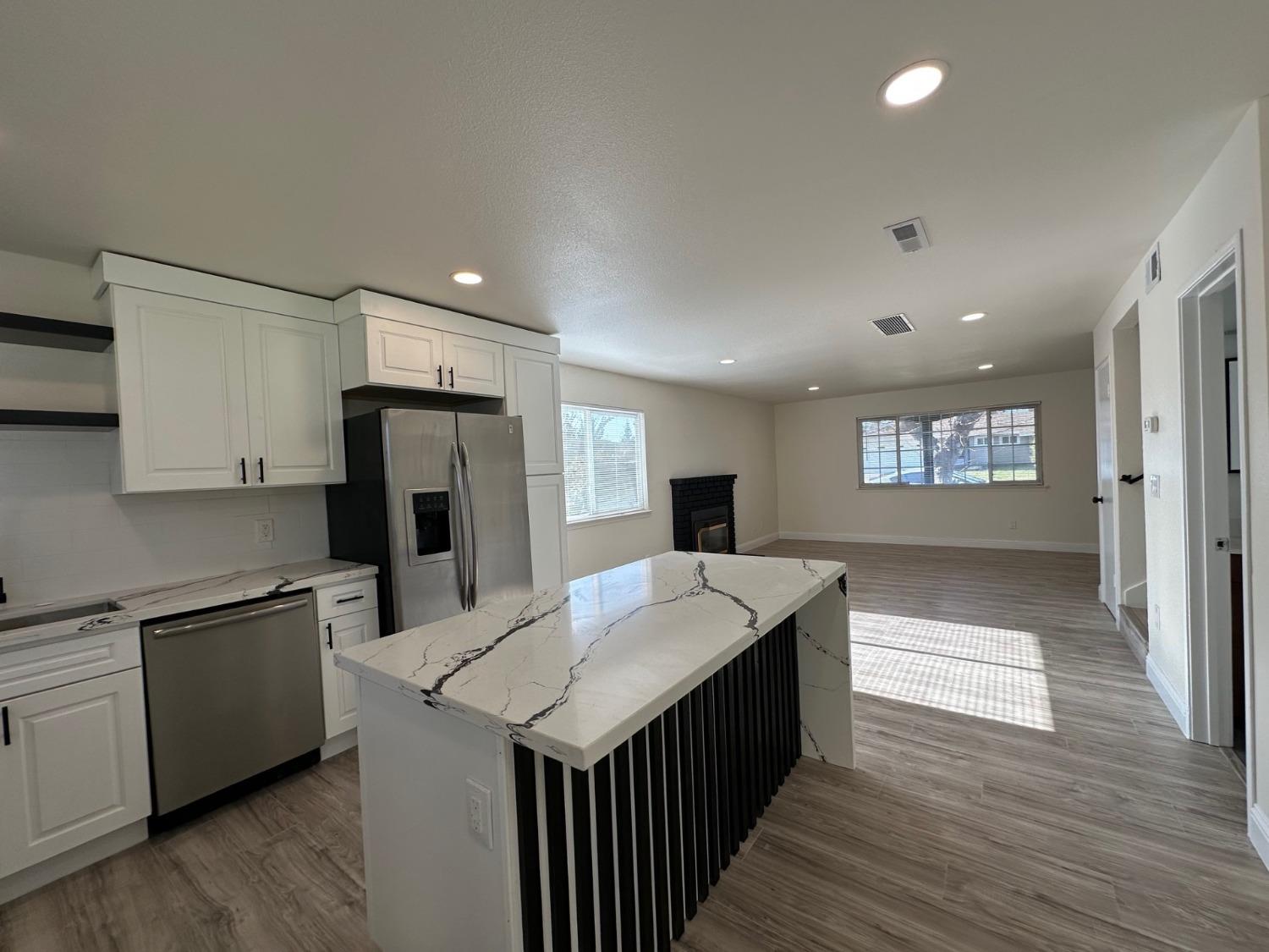 Detail Gallery Image 5 of 29 For 4700 Ravenstone Way, Sacramento,  CA 95842 - 4 Beds | 2/1 Baths
