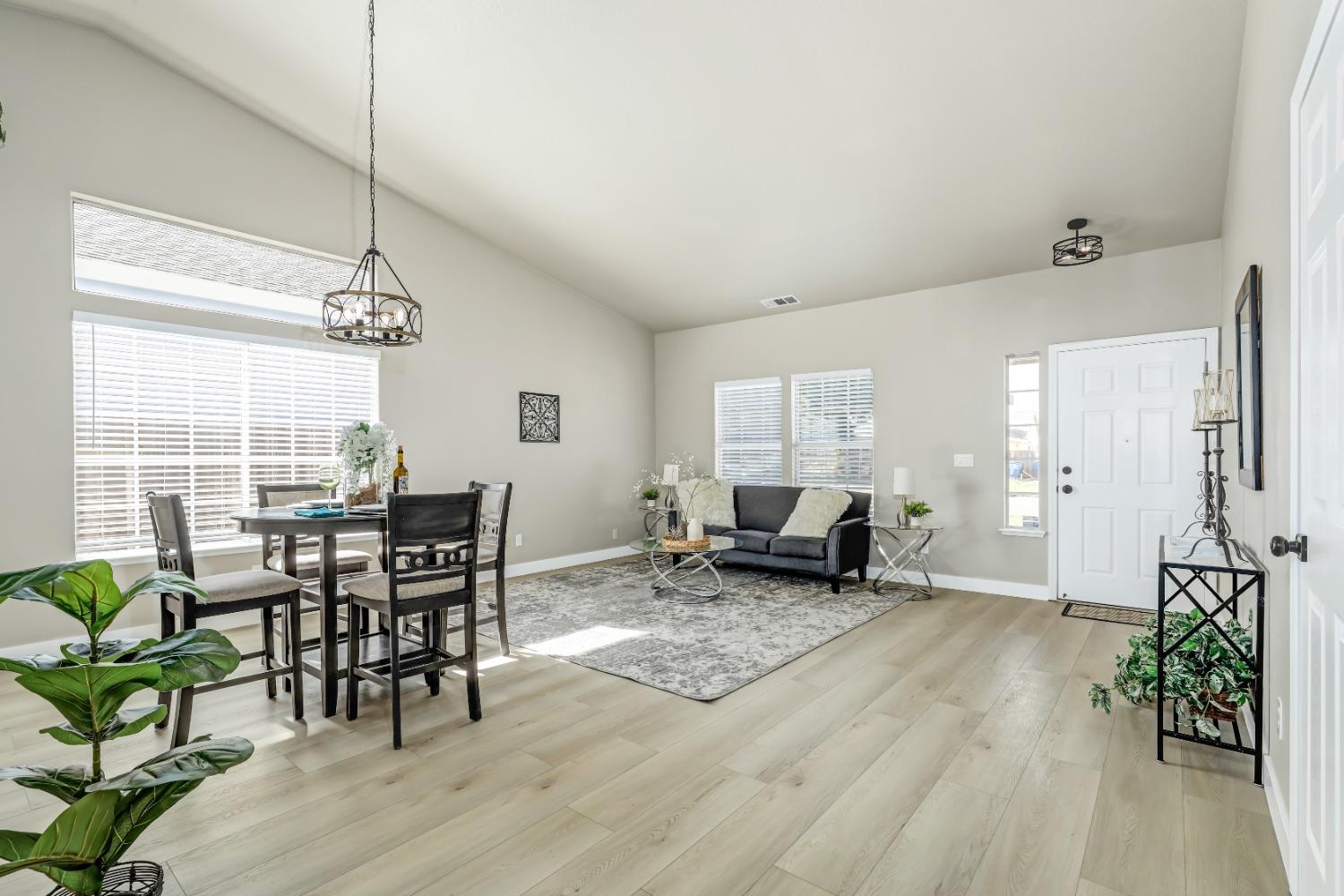 Detail Gallery Image 12 of 31 For 5521 Rightwood Way, Sacramento,  CA 95823 - 4 Beds | 2 Baths