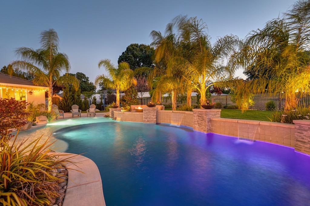 Detail Gallery Image 1 of 63 For 7527 Country Oaks Ln, Orangevale,  CA 95662 - 5 Beds | 4/1 Baths
