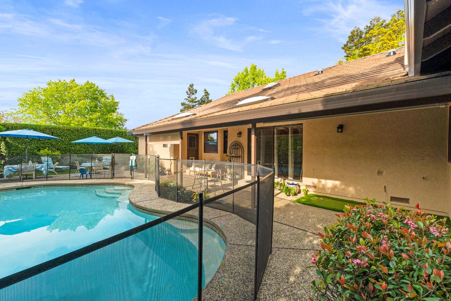 Detail Gallery Image 38 of 47 For 24 Sage River Cir, Sacramento,  CA 95831 - 3 Beds | 3 Baths