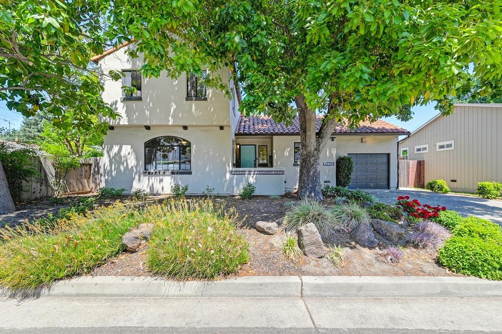 Detail Gallery Image 1 of 46 For 849 10th Ave, Sacramento,  CA 95818 - 3 Beds | 2 Baths