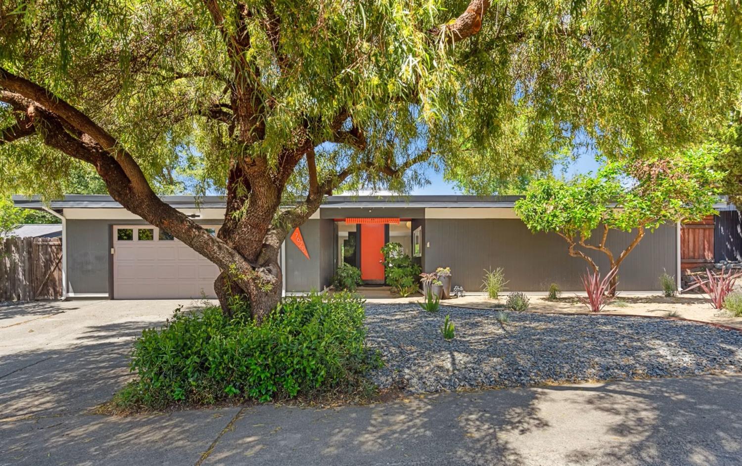 Detail Gallery Image 2 of 22 For 7625 Northeast Cir, Citrus Heights,  CA 95610 - 3 Beds | 2 Baths