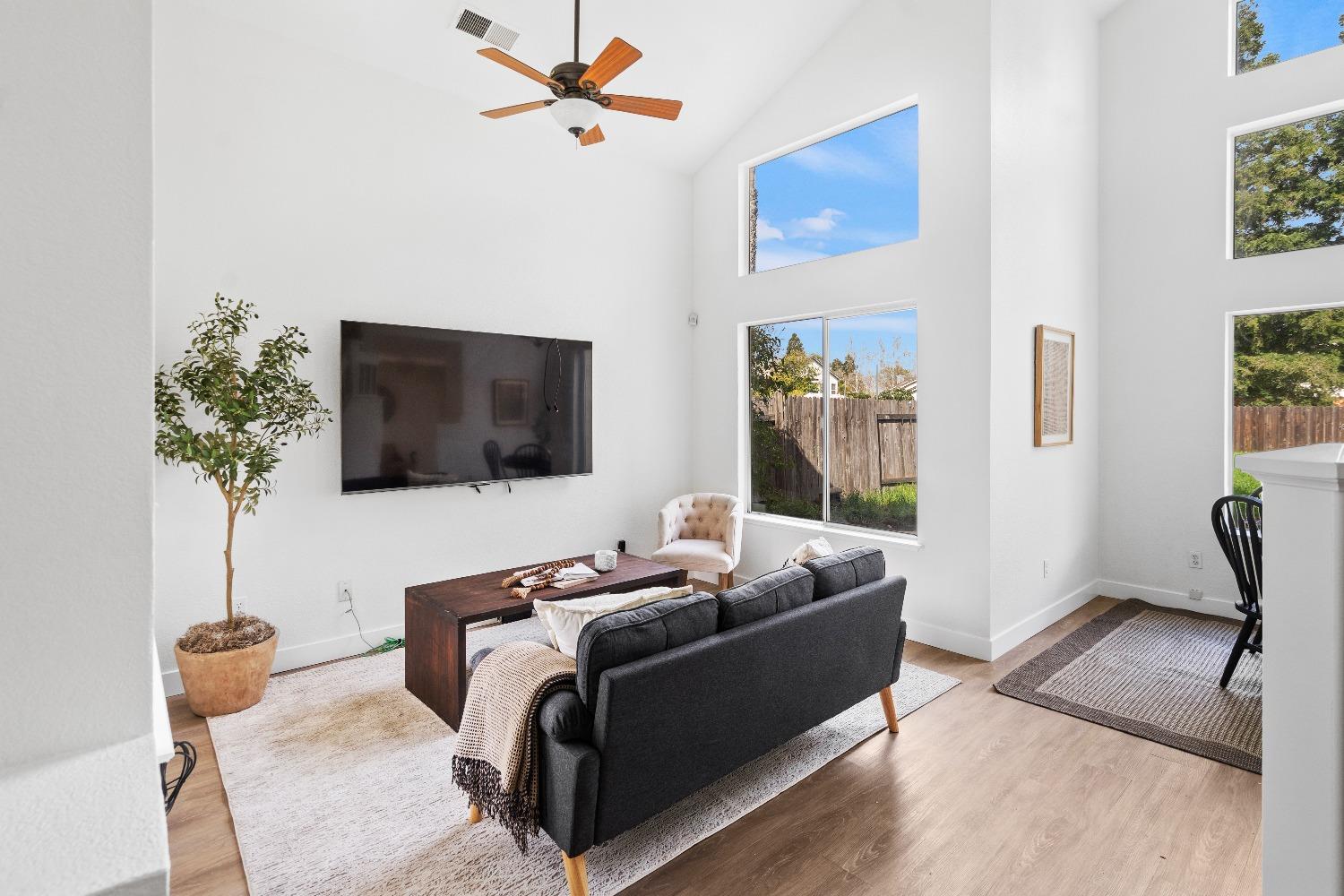 Detail Gallery Image 8 of 50 For 9557 W Village Tree Dr, Elk Grove,  CA 95758 - 3 Beds | 2/1 Baths