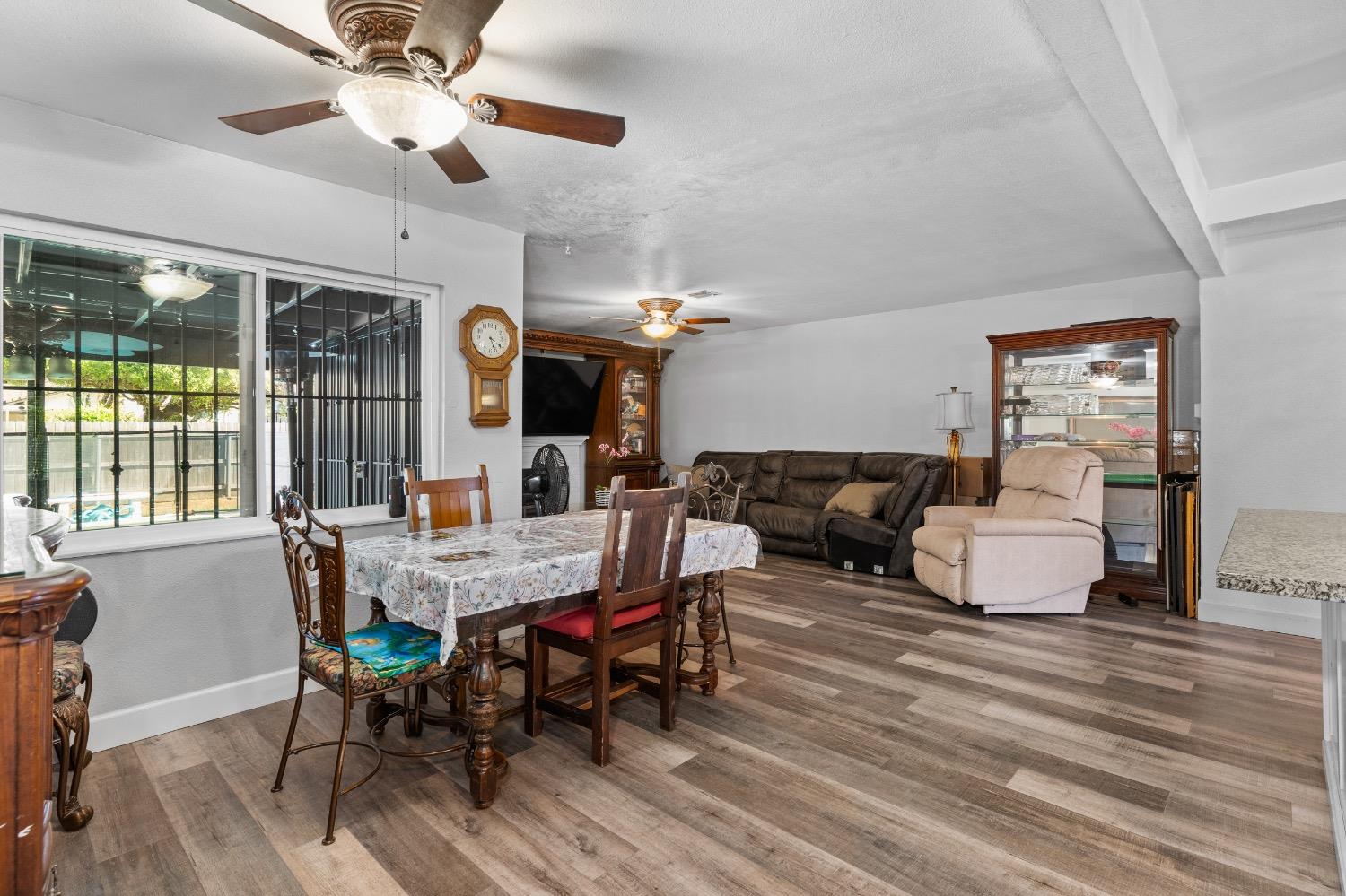 Detail Gallery Image 7 of 32 For 126 N Nottingham Dr, Stockton,  CA 95207 - 5 Beds | 3 Baths