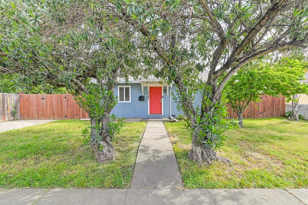 Detail Gallery Image 2 of 29 For 3740 26th Ave, Sacramento,  CA 95820 - 3 Beds | 2 Baths