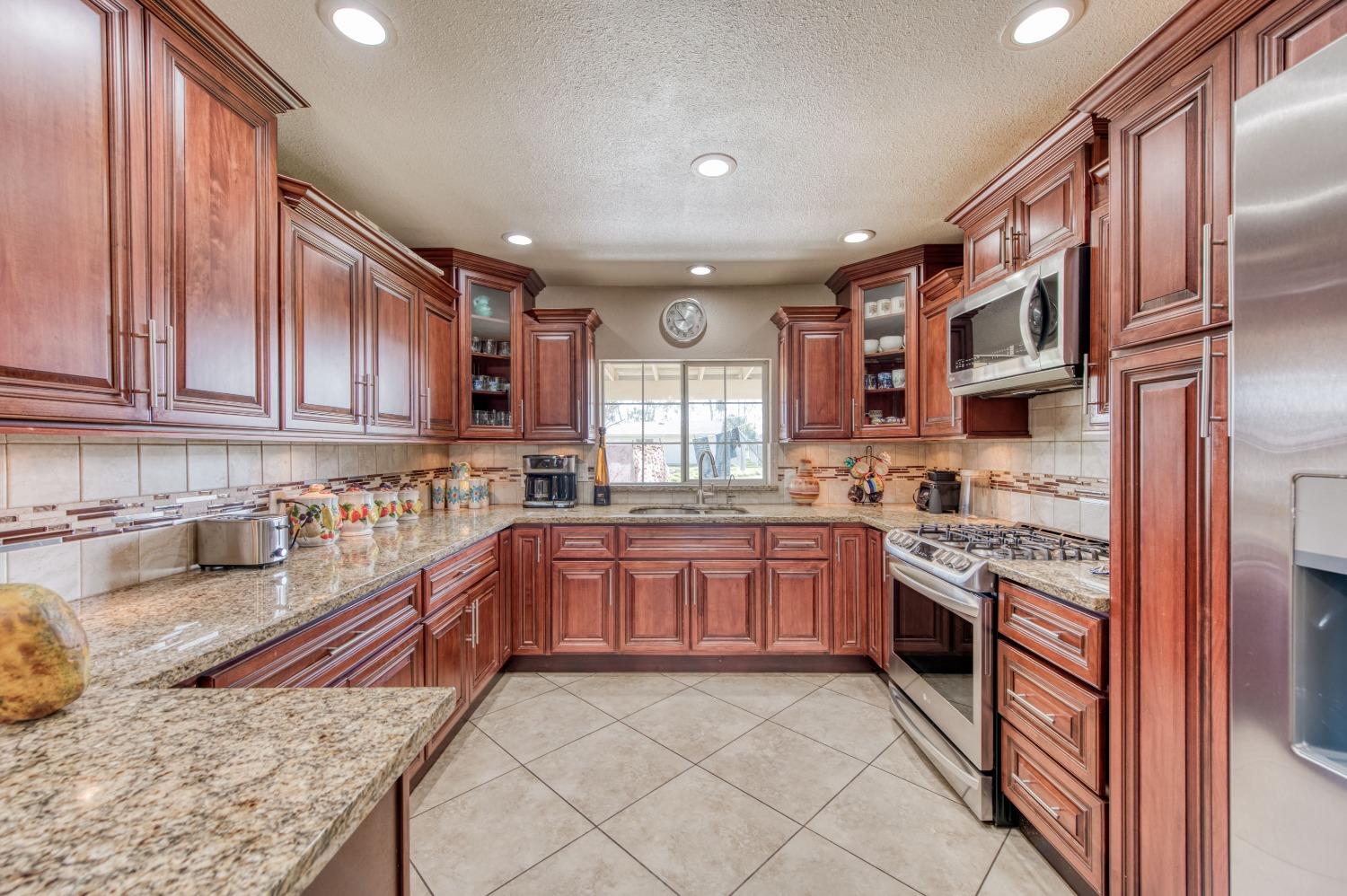 Detail Gallery Image 4 of 38 For 25540 Lynn Pl #B,  –,  CA 93638 - 3 Beds | 2 Baths