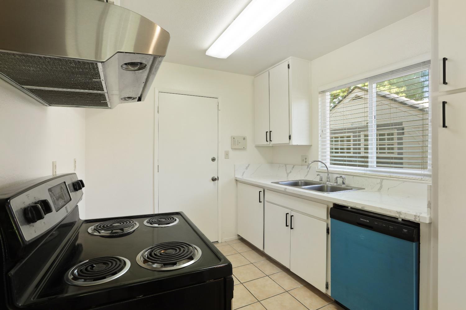 Detail Gallery Image 8 of 26 For 2912 Bateman Ln, Modesto,  CA 95354 - 3 Beds | 2 Baths