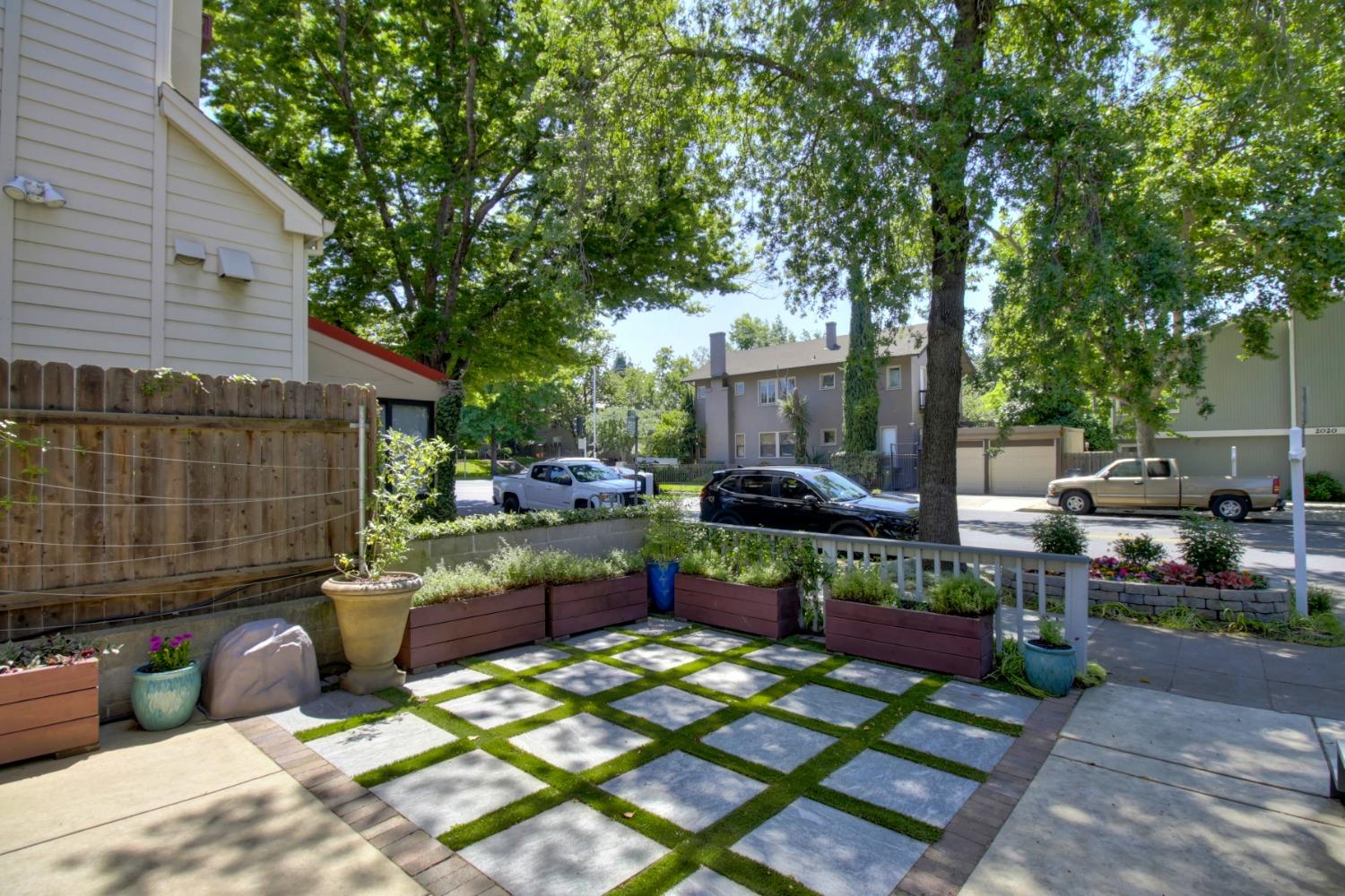 Detail Gallery Image 11 of 59 For 2021 S St, Sacramento,  CA 95811 - – Beds | – Baths