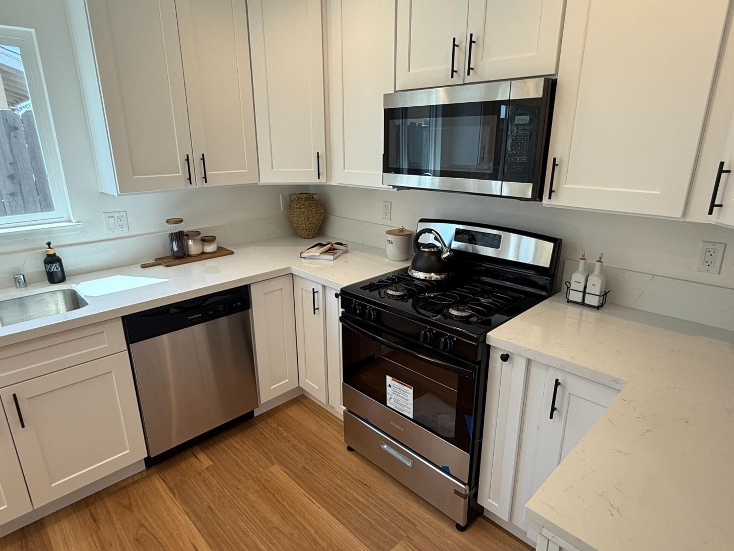 Detail Gallery Image 9 of 26 For 571 Jason Dr, Turlock,  CA 95380 - 3 Beds | 2/1 Baths