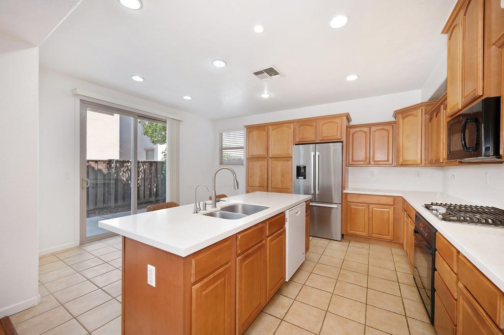 Detail Gallery Image 17 of 38 For 16796 English Country Trl, Lathrop,  CA 95330 - 4 Beds | 3 Baths