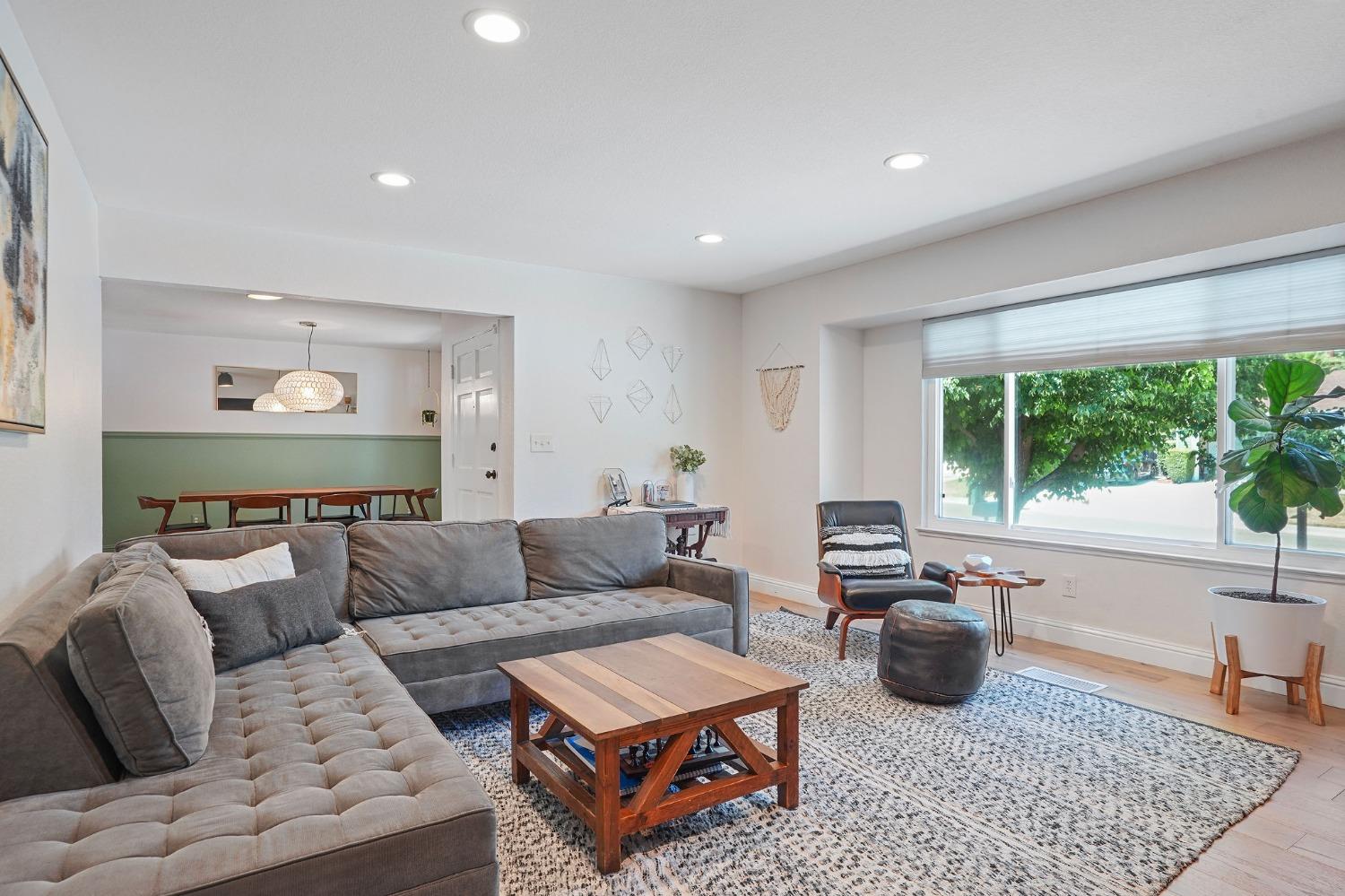 Detail Gallery Image 7 of 39 For 4950 Thor Way, Carmichael,  CA 95608 - 4 Beds | 3 Baths