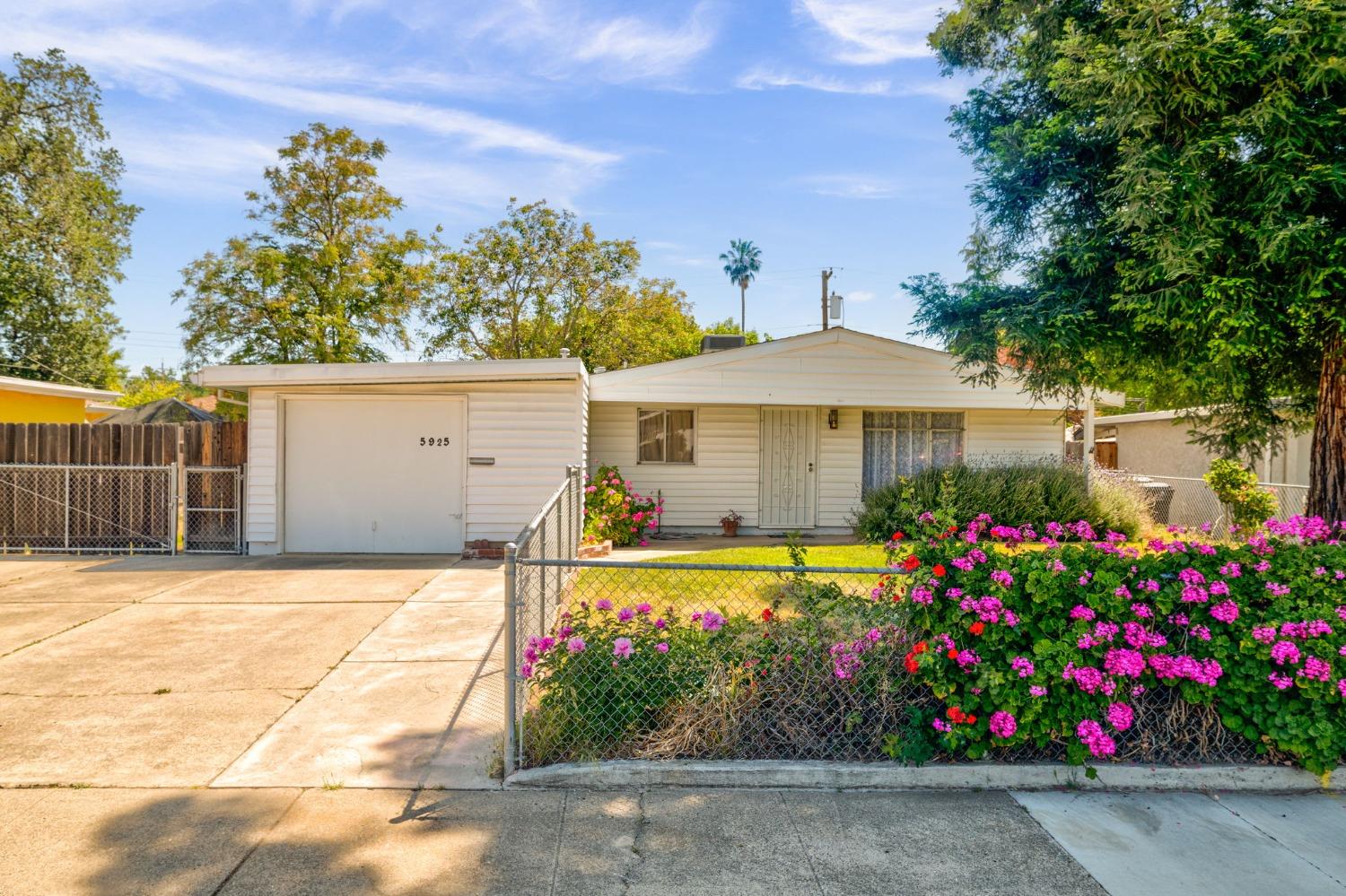 Detail Gallery Image 1 of 41 For 5925 Garibaldi St, Sacramento,  CA 95824 - 3 Beds | 1 Baths