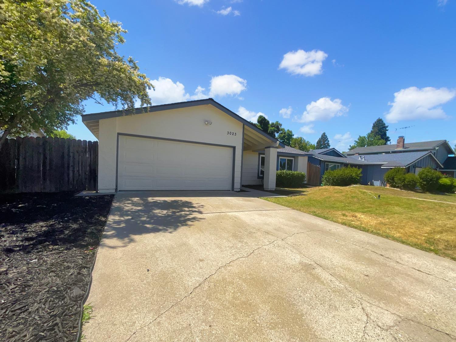 Detail Gallery Image 10 of 29 For 3023 Rosemont Dr, Sacramento,  CA 95826 - 3 Beds | 2 Baths