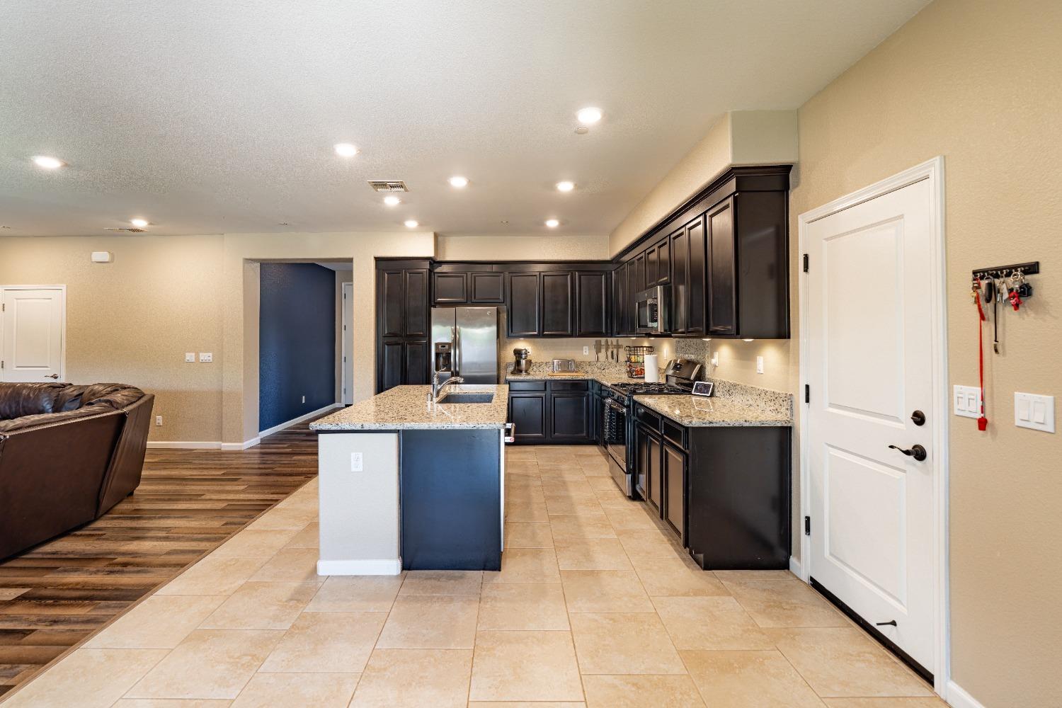 Detail Gallery Image 11 of 56 For 2050 Danforth Way, Plumas Lake,  CA 95961 - 4 Beds | 3 Baths