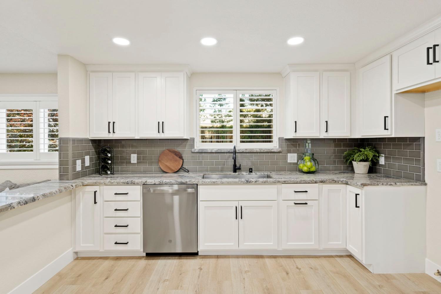 Detail Gallery Image 9 of 32 For 8044 Hoopes Dr, Citrus Heights,  CA 95610 - 3 Beds | 2/1 Baths