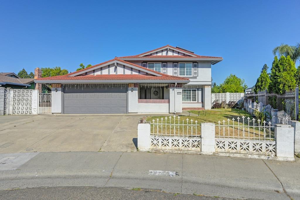 Detail Gallery Image 1 of 59 For 7415 Patero Cir, Sacramento,  CA 95823 - 5 Beds | 3 Baths