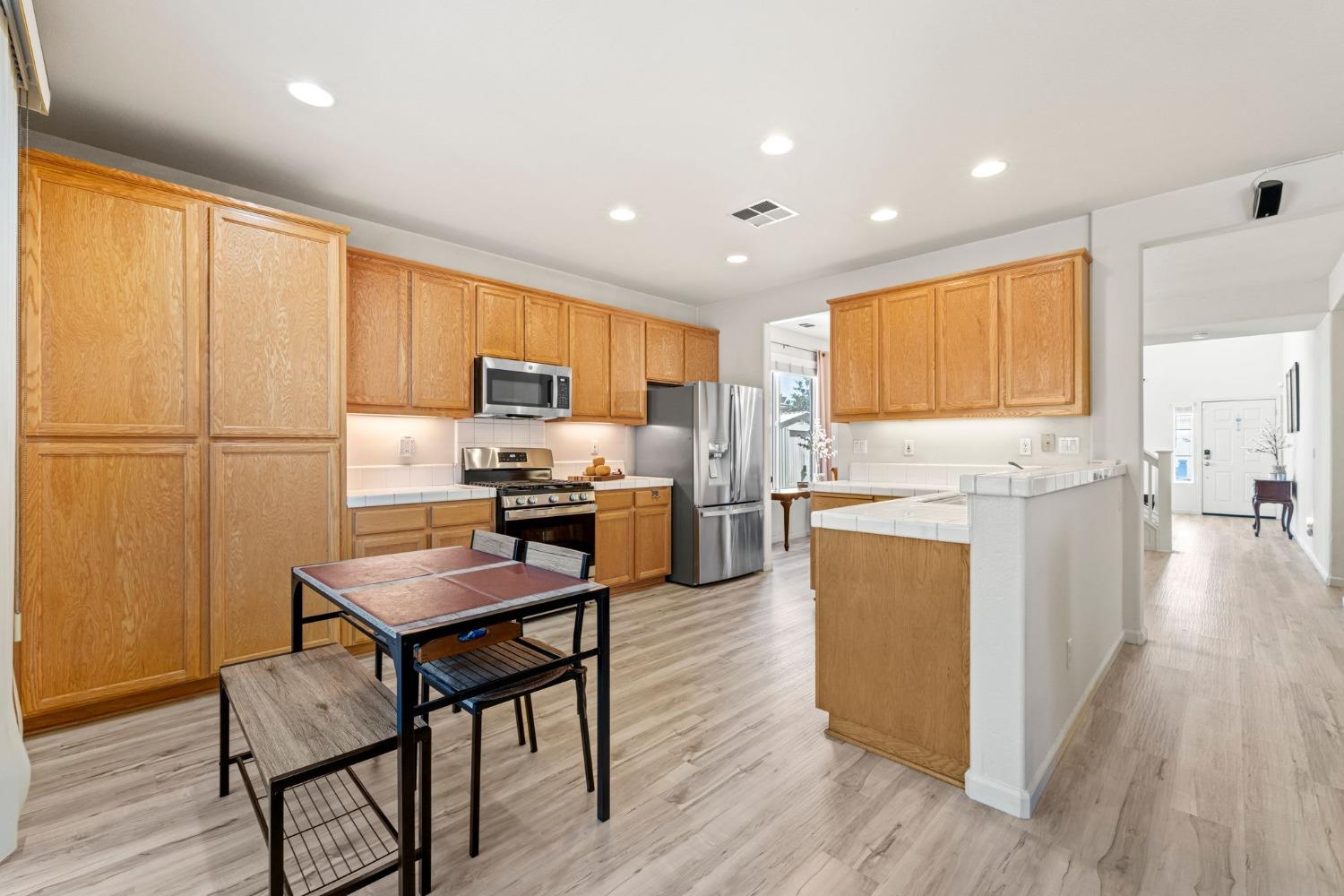 Detail Gallery Image 12 of 43 For 1644 Gloria Cir, Tracy,  CA 95377 - 5 Beds | 3 Baths