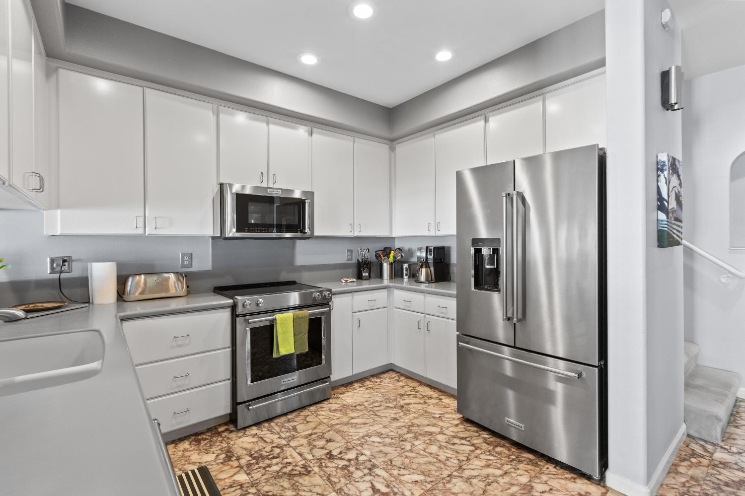 Detail Gallery Image 20 of 56 For 7805 River Village Dr, Sacramento,  CA 95831 - 3 Beds | 2/1 Baths
