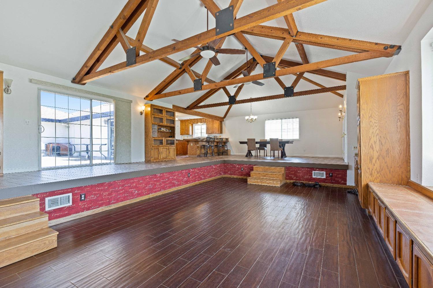 Detail Gallery Image 7 of 68 For 21299 E Highway 4, Stockton,  CA 95215 - 5 Beds | 4/1 Baths