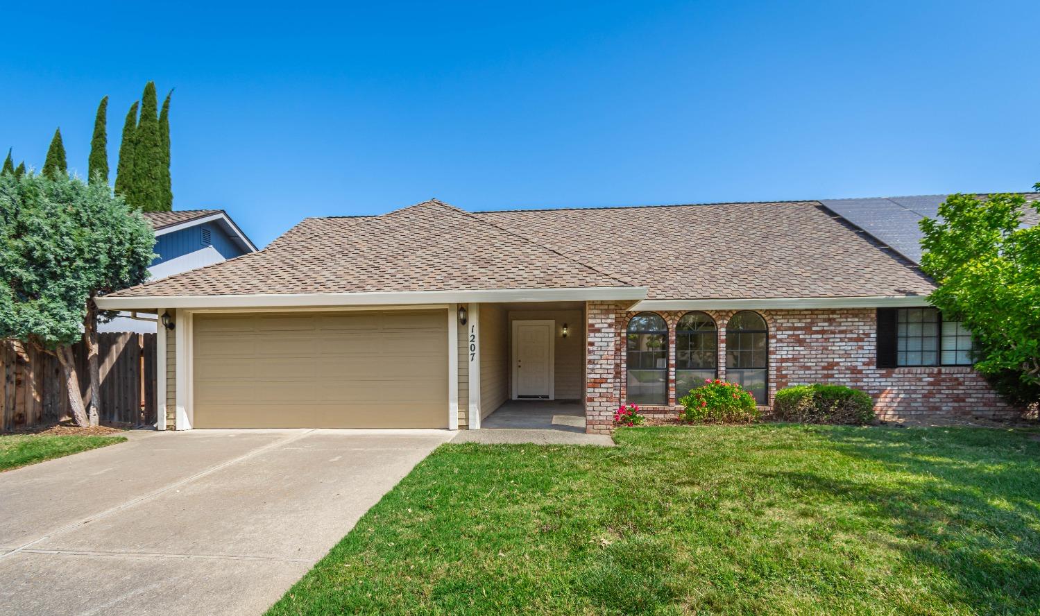 Detail Gallery Image 1 of 31 For 1207 Cedar Tree Way, Sacramento,  CA 95831 - 2 Beds | 2 Baths