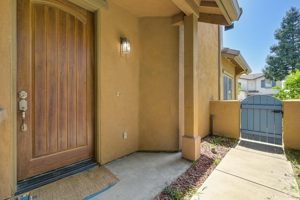 Detail Gallery Image 3 of 38 For 16796 English Country Trl, Lathrop,  CA 95330 - 4 Beds | 3 Baths