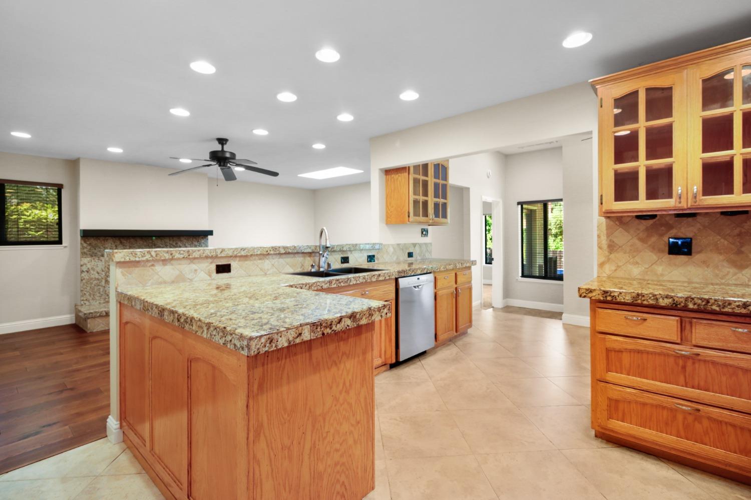Detail Gallery Image 13 of 78 For 8401 Kroeger Ct, Fair Oaks,  CA 95628 - 4 Beds | 3 Baths