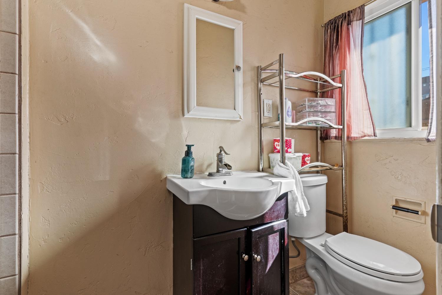 Detail Gallery Image 22 of 32 For 126 N Nottingham Dr, Stockton,  CA 95207 - 5 Beds | 3 Baths
