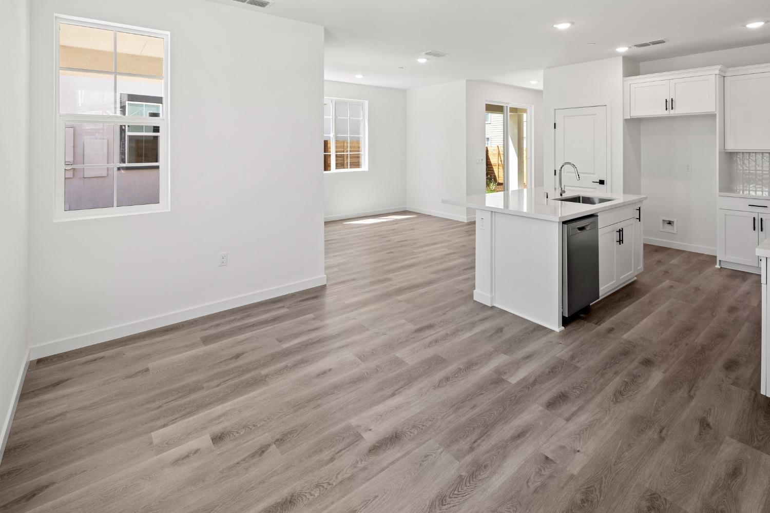 Detail Gallery Image 8 of 39 For 8636 Starburst Way, Sacramento,  CA 95823 - 4 Beds | 2/1 Baths