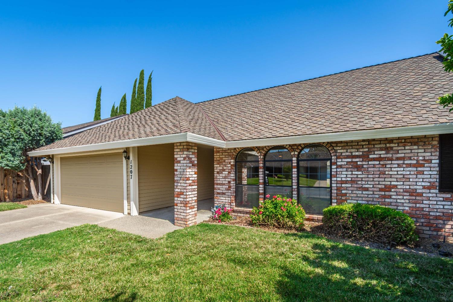 Detail Gallery Image 2 of 31 For 1207 Cedar Tree Way, Sacramento,  CA 95831 - 2 Beds | 2 Baths
