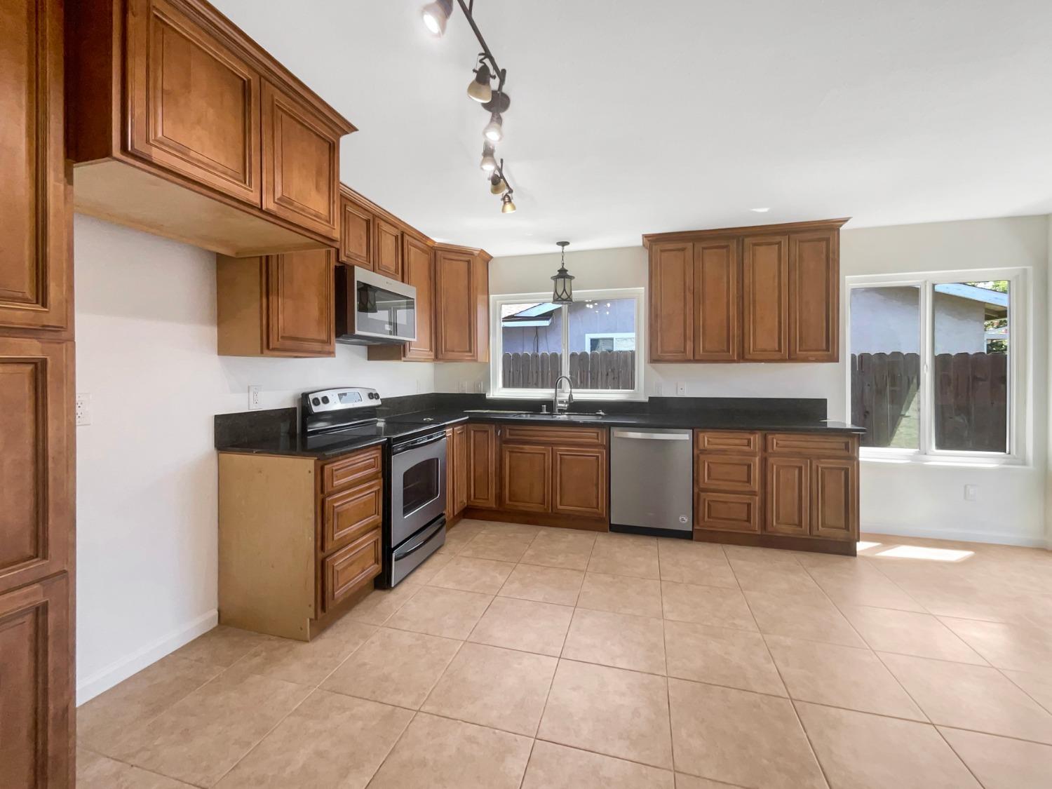 Detail Gallery Image 6 of 29 For 3023 Rosemont Dr, Sacramento,  CA 95826 - 3 Beds | 2 Baths