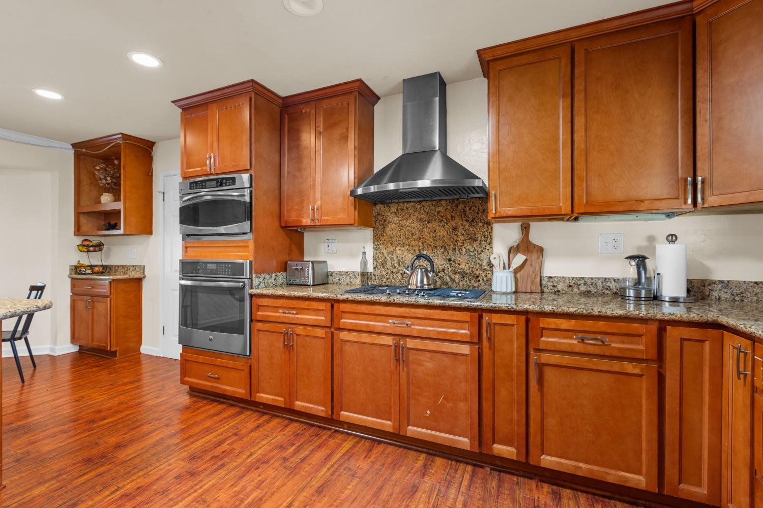 Detail Gallery Image 11 of 59 For 3800 Winona Way, North Highlands,  CA 95660 - 5 Beds | 3 Baths