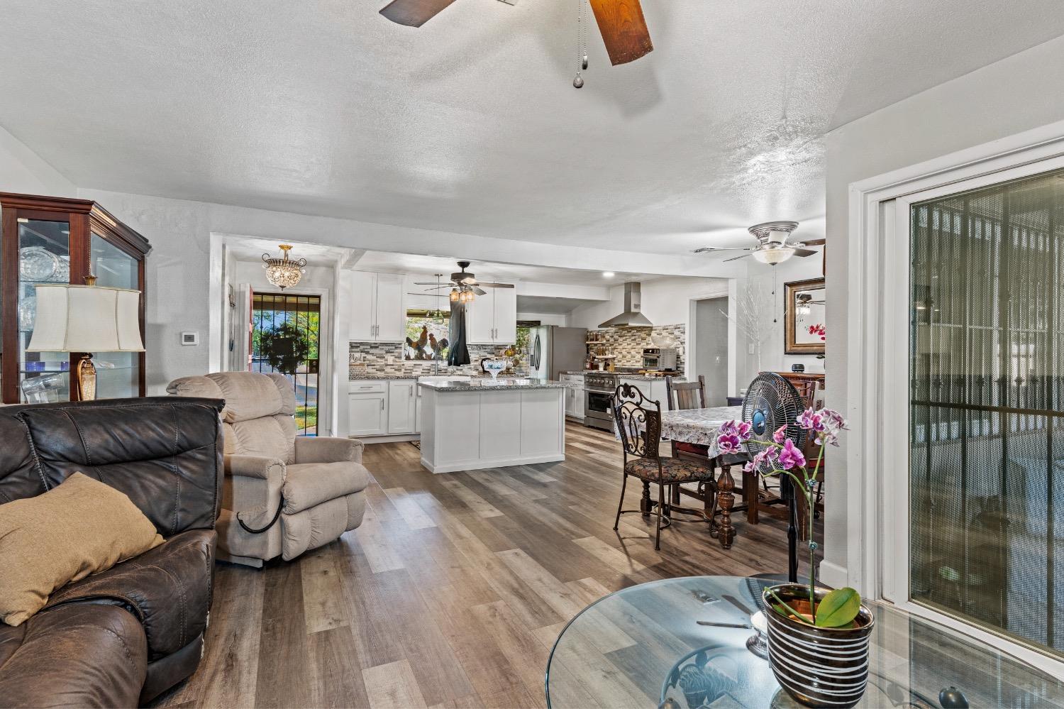 Detail Gallery Image 4 of 32 For 126 N Nottingham Dr, Stockton,  CA 95207 - 5 Beds | 3 Baths