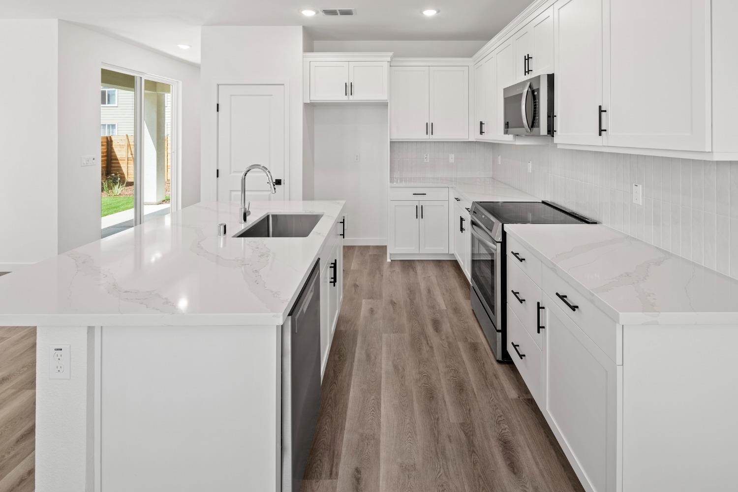 Detail Gallery Image 1 of 39 For 8636 Starburst Way, Sacramento,  CA 95823 - 4 Beds | 2/1 Baths